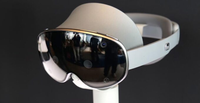 Tech Giants Unveil Smart Glasses as Key Innovation Target for 2025