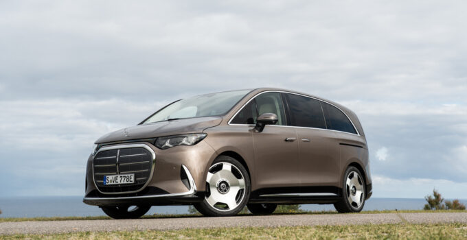 Initial Drive Assessment: 2028 Mercedes-Benz VLE - An 8K Opulent Journey on Tires