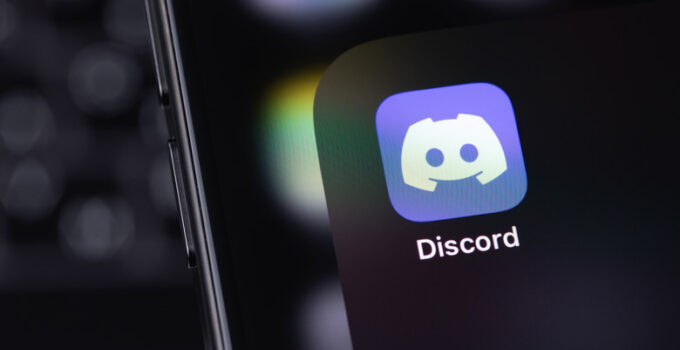 Investigating Open-source Discord Alternatives: How Stoat and Element Tackle Major Challenges