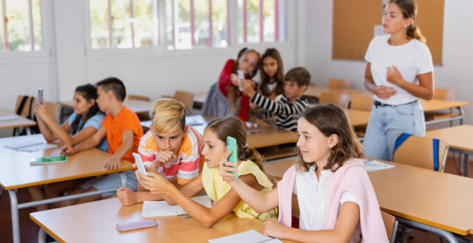 Poland Suggests Prohibiting Phones and Smartwatches in Educational Institutions