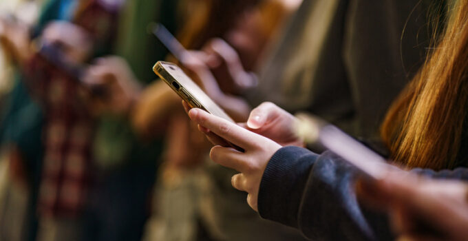 France Set to Enforce Social Media Prohibition for Minors Below 15