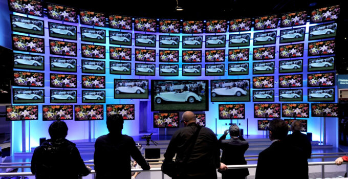 The Factors Contributing to the Collapse of 3D TVs and Obstacles Encountered by 3D Technology in Hollywood.
