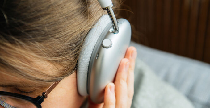Pros and Cons of Noise Cancelling Headphones